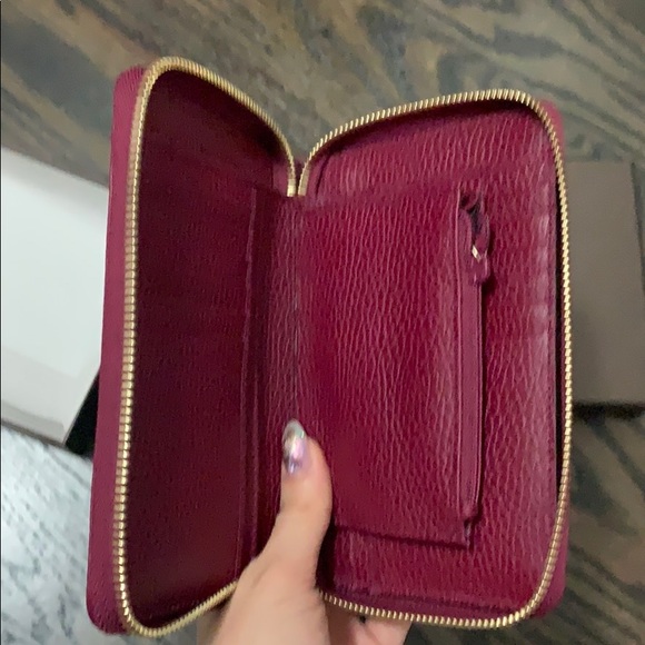 ▪️GUCCI▪️ Beautiful Authentic BNWOT wallet. - Picture 3 of 8